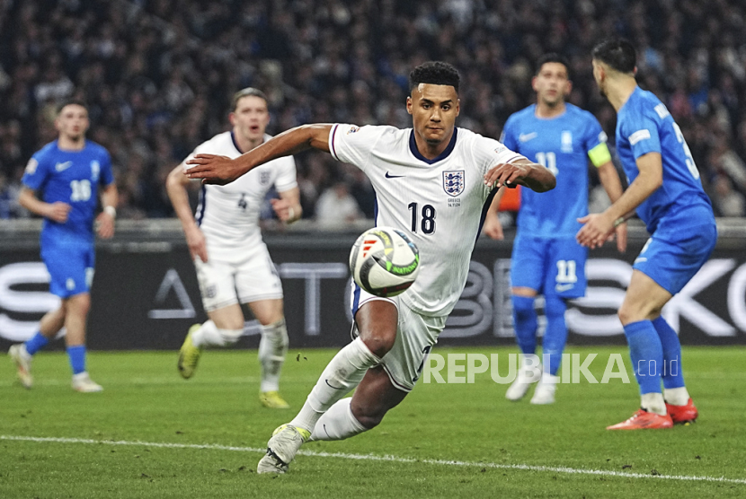 Ollie Watkins dari Inggris (kanan) mengontrol bola selama pertandingan sepak bola Grup B2 UEFA Nations League melawan Yunani di Stadion Olimpiade, Athena, Jumat, 15 November 2024 dini hari WIB. Watkins menyumbang satu gol dalam kemenangan Inggris 3-0. 