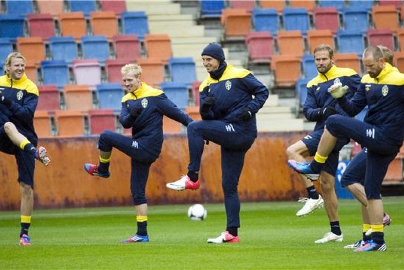 Olof Mellberg (dua kanan), defender timnas Swedia, berlatih bersama rekan setim di Stadion Rasunda, Stockholm, Swedia, pekan lalu. 