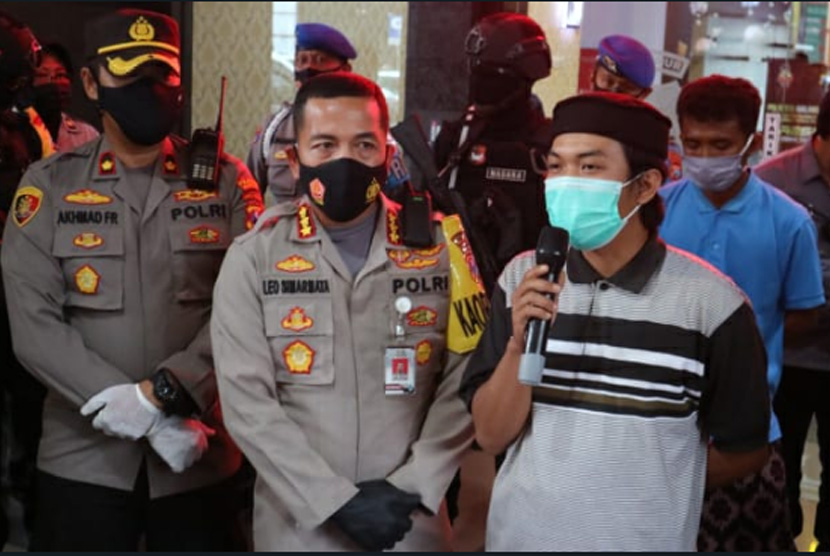 olresta Malang Kota (Makota) mengamankan pelaku pemukulan terhadap anggota tim pemulasaraan jenazah Covid-19 di Mapolresta Makota, Jumat (29/1).
