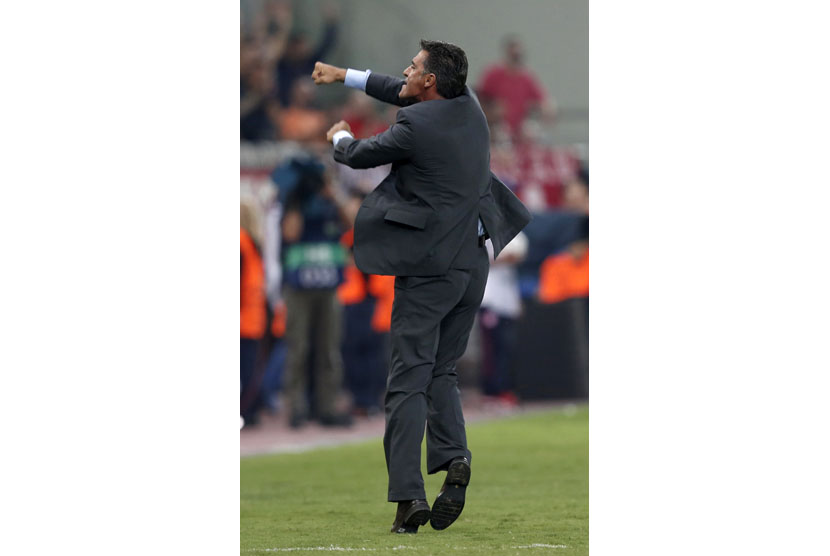Olympiakos' coach Michel celebrates after a win over Atletico Madrid in their Champions League soccer match at Karaiskaki stadium in Piraeus, near Athens, September 16, 2014