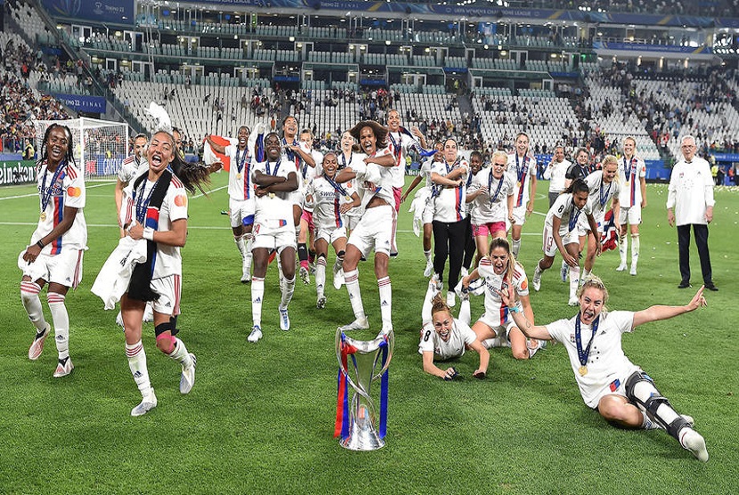 Olympique Lyonnais Feminine menjadi juara Liga Champions Putri 2021/2022 setelah mengalahkan Barcelona Femini 3-1 dalam final yang digelar di Stadion Juventus, Torino, Italia pada Ahad (22/5/2022) dini hari WIB.