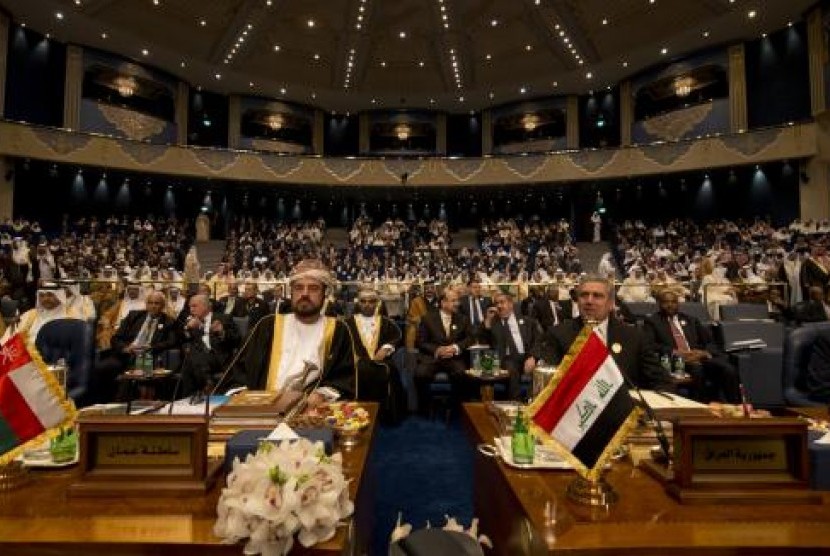 Omani Emir Representative Assad bin Taraq al-Saeed (left) and Egypt's interim President Adly Mansour talk at the opening of the 25th Arab League Summit in Bayan Palace, Kuwait March 25, 2014. 