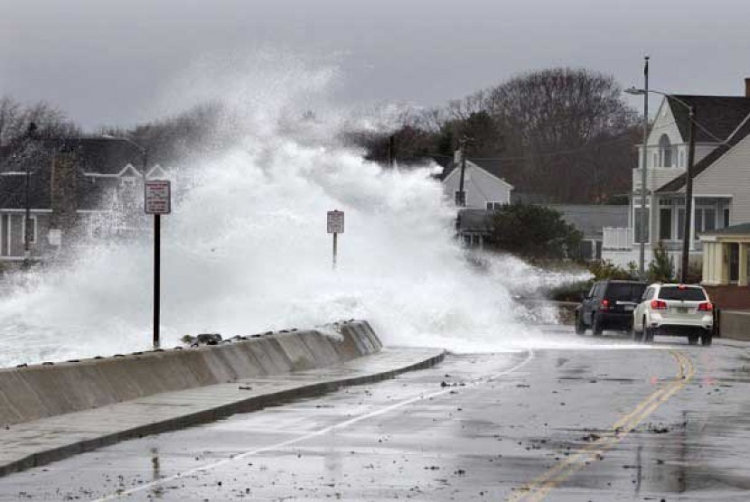  Ombak besar menerjang tembok laut di Kennebunk, Maine, Senin (29/10).  (Robert F. Bukaty/AP) 