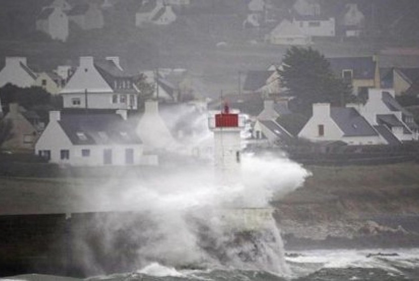 Ombak menerjang mercusuar di Pantai Inggris saat badai Atlantik menghantam Prancis