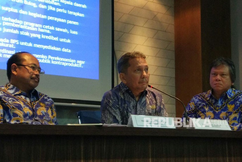 Ombudsman RI memberikan pernyataan pers untuk menyampaikan gejala maladiministrasi dalam pengelolaan data stok dan rencana impor beras, Senin (15/1). 