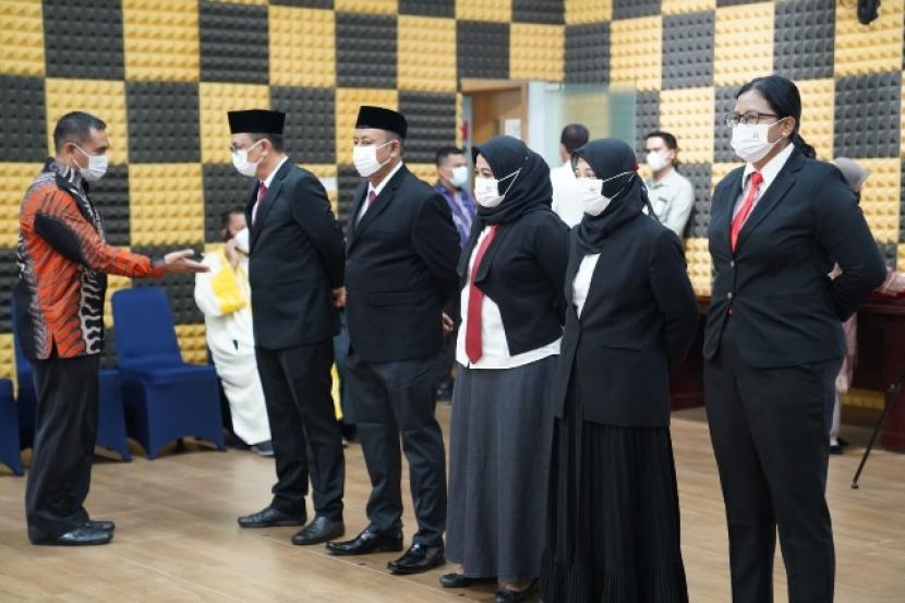 Ketua Ombudsman RI Mokhammad Najih (kiri) melantik lima Kepala Perwakilan Ombudsman RI. Penetapan tersebut dilakukan setelah serangkaian tes dan seleksi yang diikuti seluruh calon.