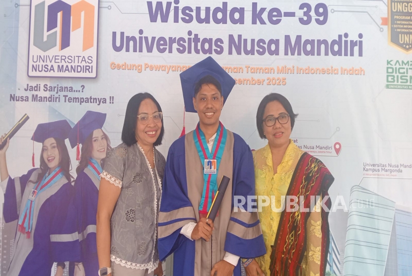 Putra Kupang Diwisuda UNM, Omega Moata Raih Mimpi Lewat Perjuangannya