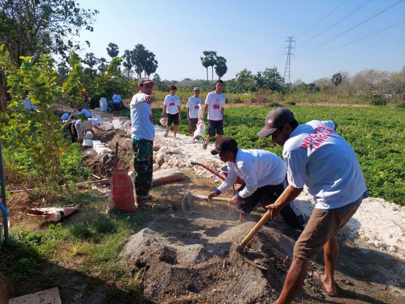 OMG bersama dua komunitas Kartar dan Pemuda Tani Tuban menggelar aksi sosial dengan membangun jalan Makam Kradenan Kota Lama, Prunggahan Kulon, Semanding Tuban, Jatim. 