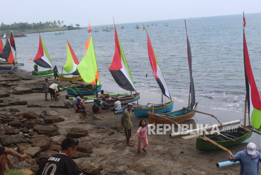 Usung Tema Palestina, Omplok Layar Tarik Perhatian Wisatawan di Pantai Bali