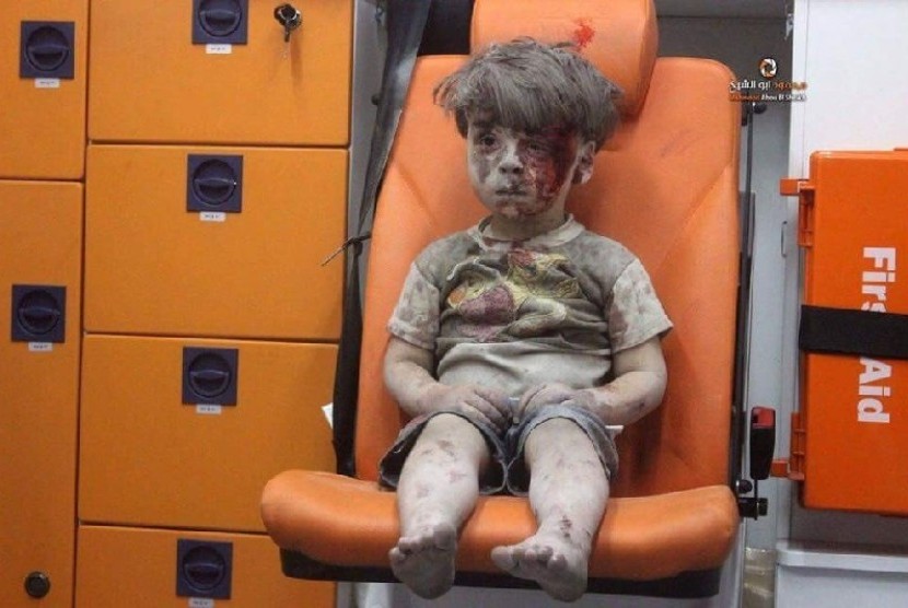 Omran Dagnesh, bocah yang selamat dari serangan udara di Suriah.
