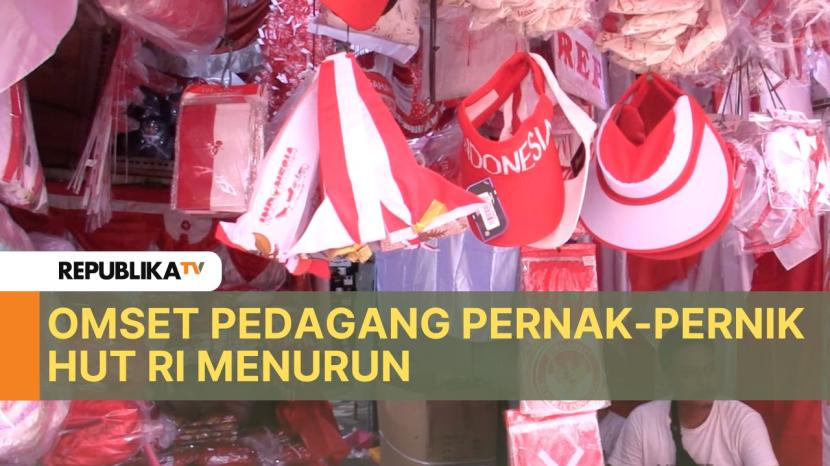 Omset penjualan pedagang pernak-pernik HUT RI di Pasar Jatinegara tahun ini menurun 30 persen dibanding tahun sebelumnya. 