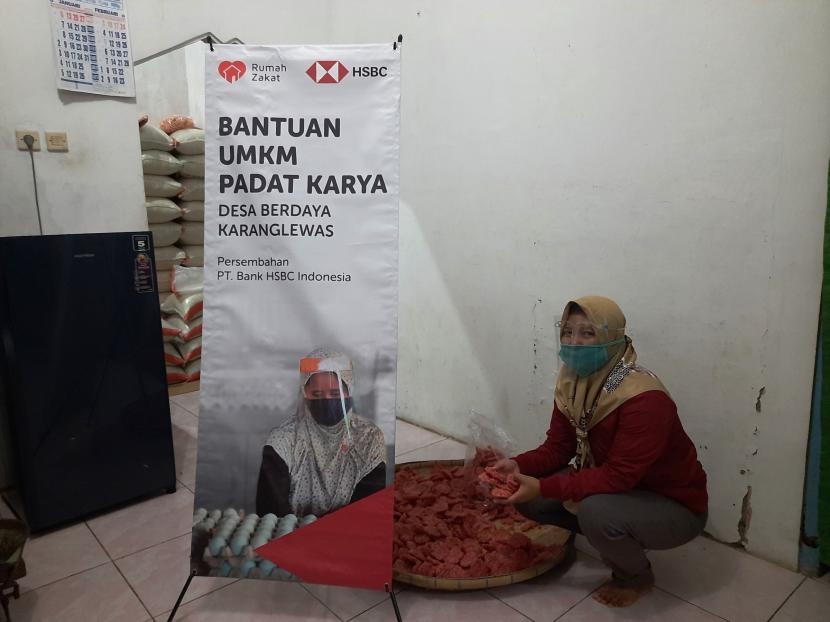  Omsiyahti mendapatkan bantuan modal dan sarana usaha hasil sinergi dan kepedulian PT Bank HSBC Indonesia dan Rumah Zakat.