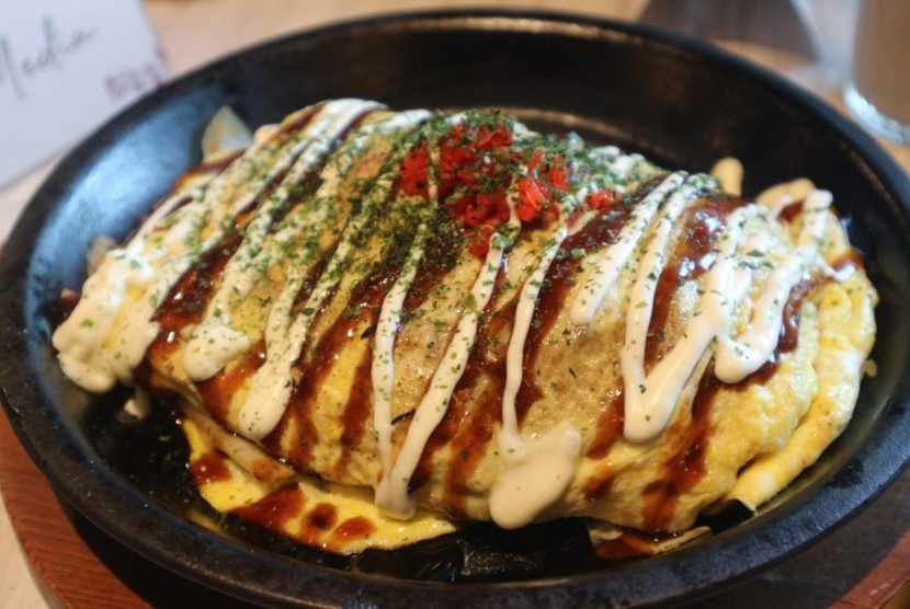 Omusoba, olahan kreasi mi Jepang yang digulung dalam telur.