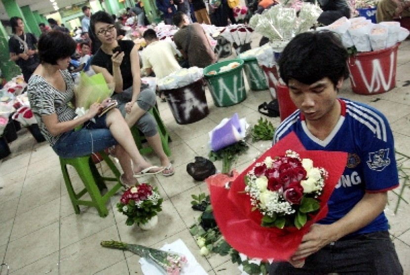 Omzet pedagang bunga di Pasar Kembang Rawa Belong, Jakarta, Rabu (13/2), naik selama hari Valentine. 
