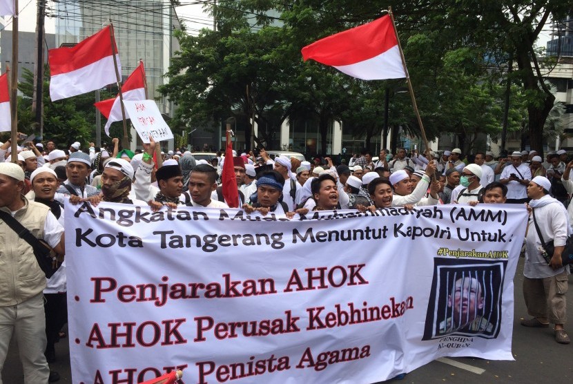 On Friday (Nov 4, 2016), the mass took to the street to demanding Basuki Tjahaja Purnama (Ahok) to be imprisoned for religious blasphemy. They also said Ahok has torn diversity of the nation. The rally initiated by GNPF MUI.