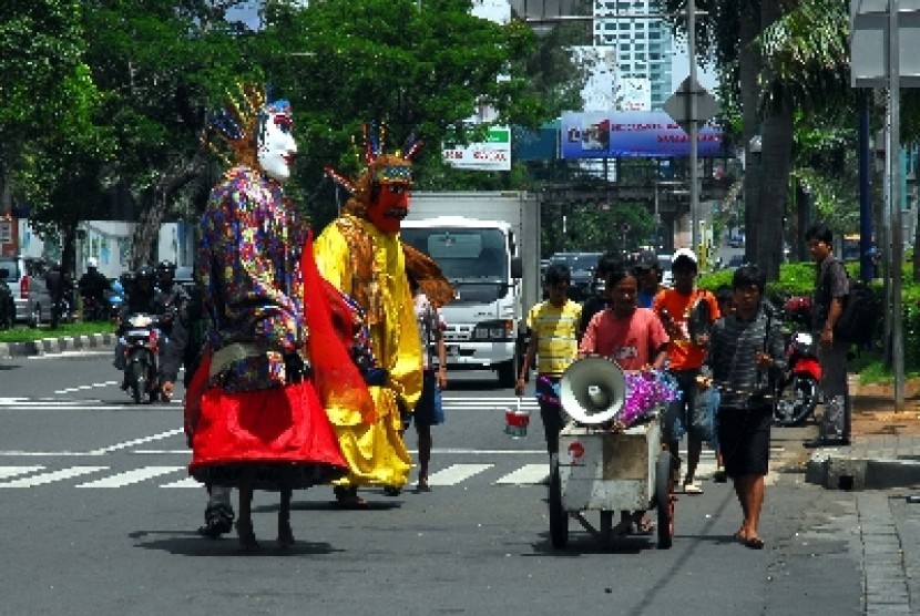 Ondel-ondel berkeliling Jakarta sebagi pengamen.
