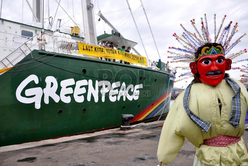  Ondel-ondel menyambut kedatangan Kapal Greenpeace bernama Rainbow Warrior berlabuh di Pelabuhan Tanjung Priok, Jakarta Utara, Kamis (6/6).  (Republika/Rakhmawaty)