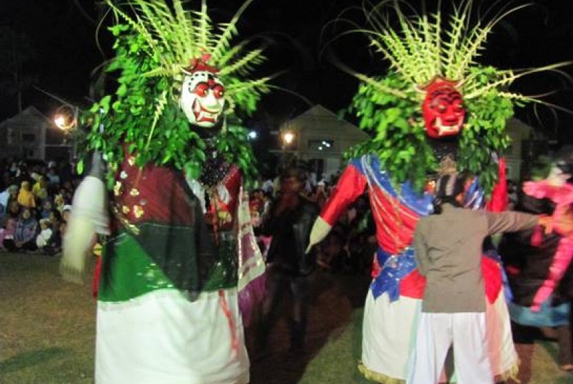 ondel-ondel meriahan pawai obor masyarakat desa parung kabupaten bogor sambut tahun baru 1435 h