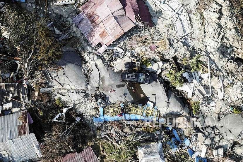 Kondisi bangunan dan jalanan yang rusak akibat gempa 7,4 pada skala richter (SR), di kawasan Kampung Petobo, Palu, Sulawesi Tengah, Selasa (2/10).
