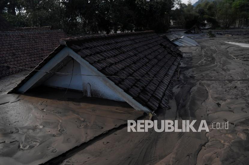 Kondisi rumah warga yang tertimbun pasir akibat erupsi Gunung Semeru di Dusun Kamar Kajang, Kecamatan Candipuro, Kabupaten Lumajang, Jawa Timur, Kamis (9/12/2021). 