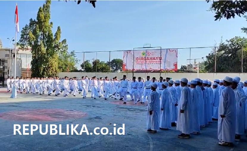 ondok Pesantren Al Mukmin Ngruki Sukoharjo yang didirikan Ustadz Abu Bakar Ba