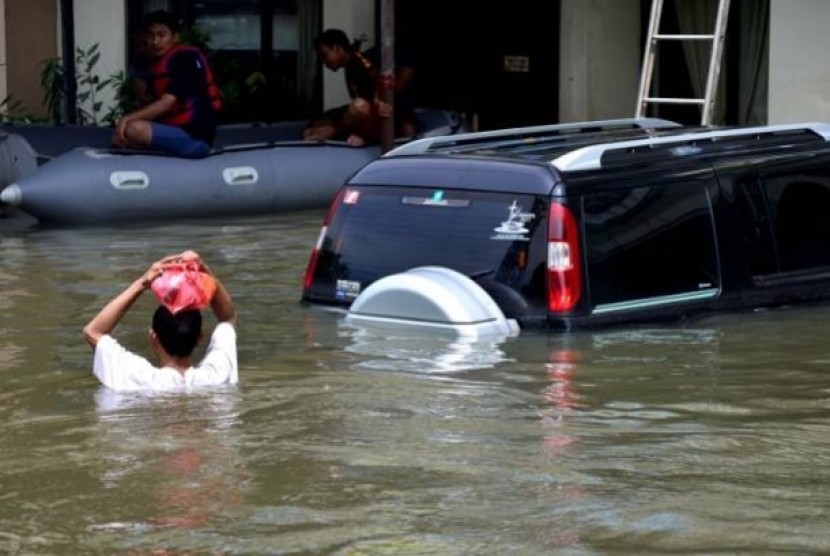 One car is underwater in Pluit, West Jakarta. 