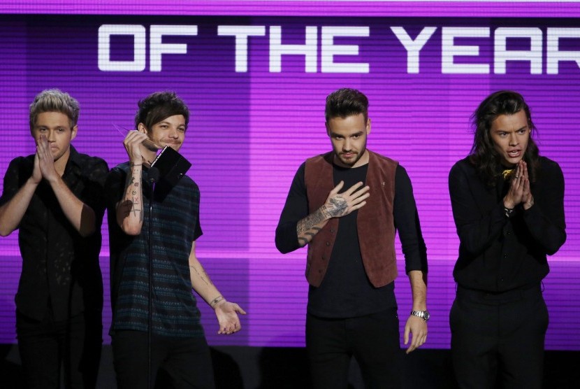 One Direction saat menerima penghargaan Artist of the Year di American Music Awards 2015. One Direction kini genap berusia 10 tahun.