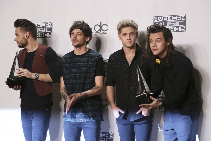 One Direction usai memenangkan penghargaan Artis of the Year di American Music Awards, (23/11).