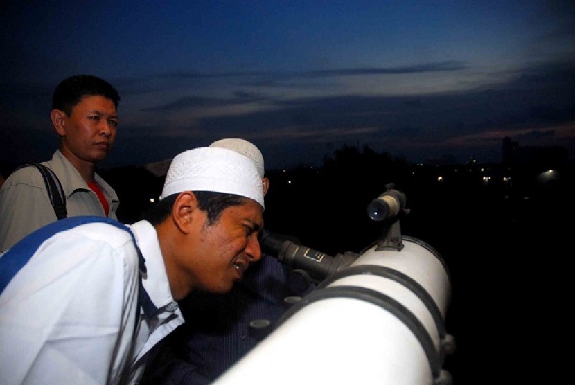 Activities at one monitoring post in Cakung, East Jakarta on Thursday evening.  