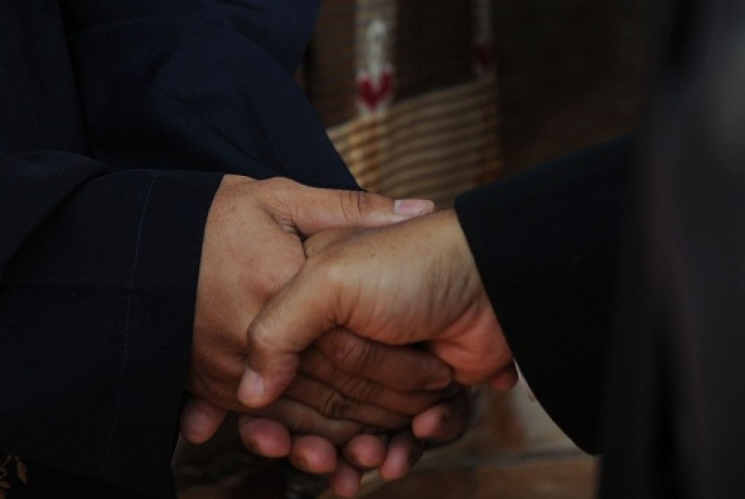 One of Eid tradition in Indonesia is hand shaking as a symbol for forgiveness each other. (illustration)