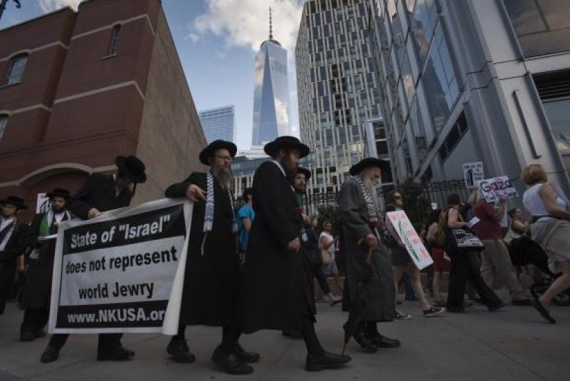 One World Trade Center is seen in the background during a protest march demanding an end to the recent Israeli-Palestinian violence through Lower Manhattan, New York, July 24, 2014.