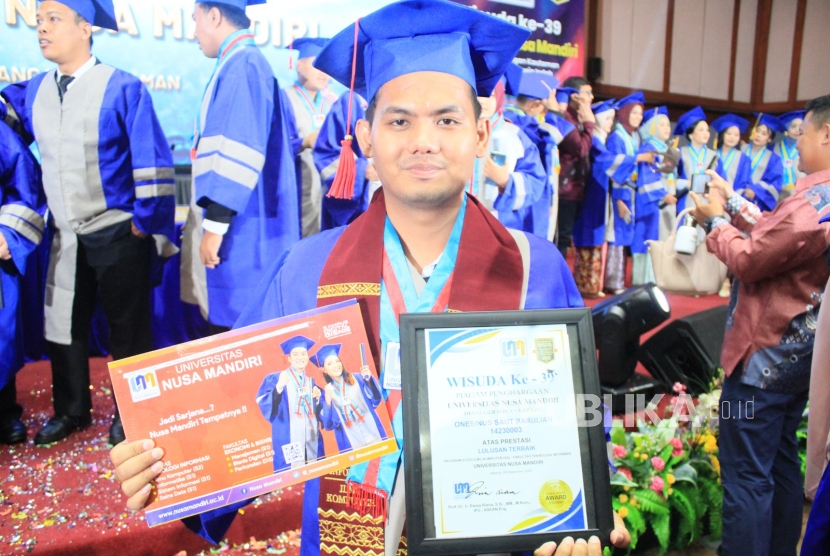 Onesinus Saut Parulian Tamba, wisudawan dari Program Studi (Prodi) Magister Ilmu Komputer UNM.