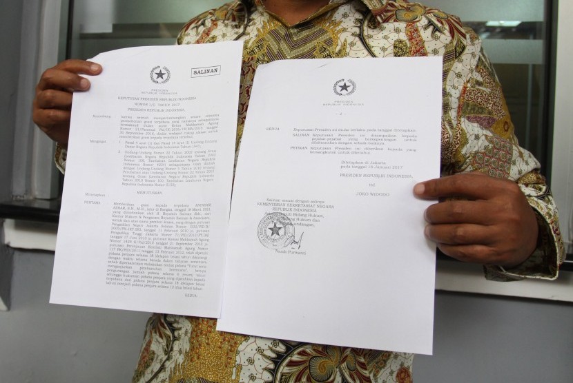 Koordinator kuasa hukum Antasari Azhar, Boyamin Saiman, menunjukkan salinan surat persetujuan grasi Antasari Azhar kepada wartawan di PN Jakarta Selatan, Jakarta, Rabu (25/1).