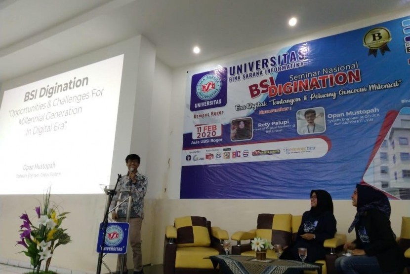 Opan (berdiri) bersama pemateri dan moderator di acara Seminar Nasional BSI Digination di UBSI Kampus Bogor.