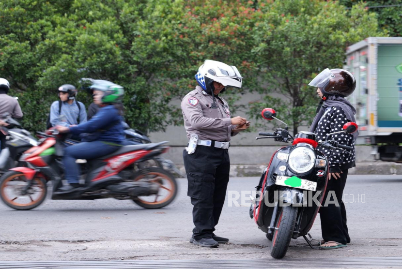 Operasi Gabungan (Opsgab) pemeriksaan status pajak kendaraan bermotor (KBM) jaring ratusan kendaraan penunggak pajak