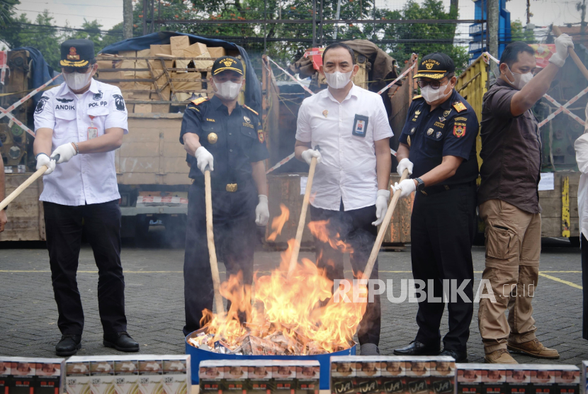 Operasi Gurita 2025 Bea Cukai mencatatkan 3.918 kali penindakan dengan barang hasil penindakan mencapai lebih dari 182 juta batang rokok ilegal.  
