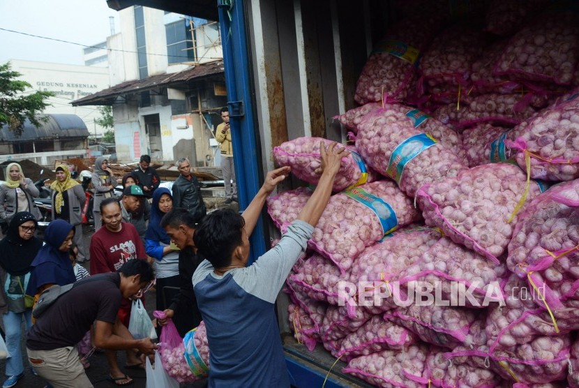 Operasi pasar bawang putih yang digelar Disperindag Jabar, Satgas Pangan Jabar dan Importir Bawang Putih, di Pasar Kosambi, Kota Bandung, Senin (17/2).