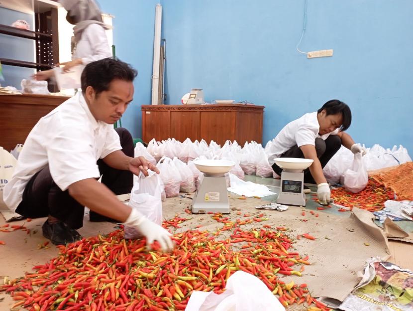 Operasi pasar cabai di Dinperindag Banyumas yang menyasar 200 pelaku usaha kuliner, Senin (8/8/22). 