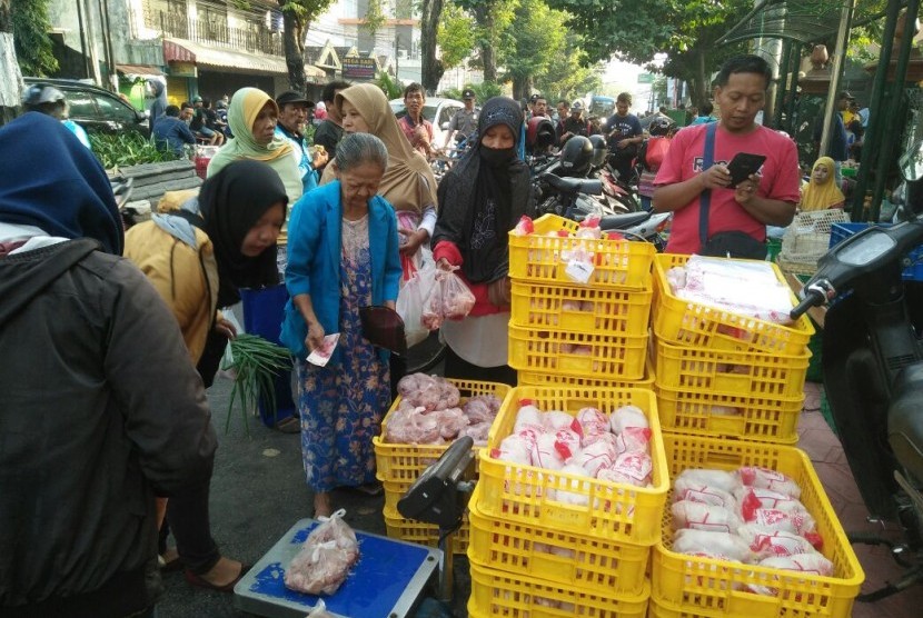 Operasi pasar daging ayam di Pasar Demangan, Rabu (25/7).