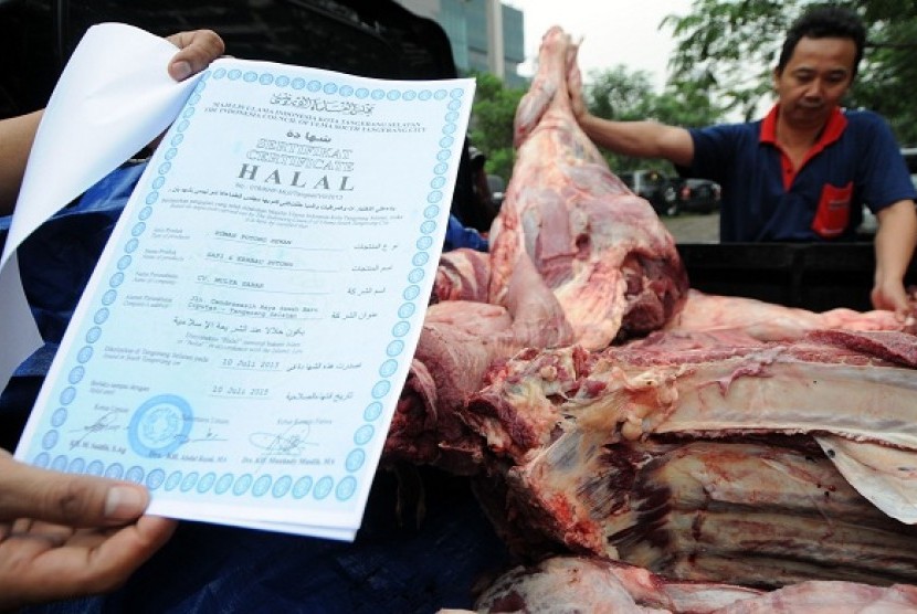 Operasi Pasar Daging Sapi Petugas memeriksa daging sapi segar murah yang akan dilepas perdana di Kemendag, Jakarta Pusat, Senin (22/7).