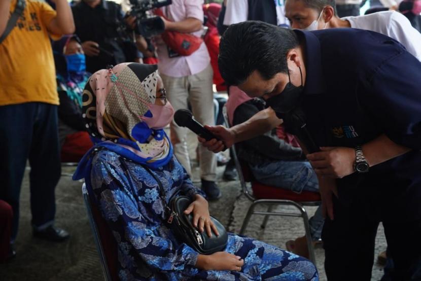  Menteri BUMN Erick Thohir bertatap muka dengan warga meninjau operasi pasar minyak goreng yang digelar PTPN di Gedung Budaya Sabilulungan, Pamekaran, Kecamatan Soreang, Kabupaten Bandung, Jawa Barat, Sabtu (23/4/2022).