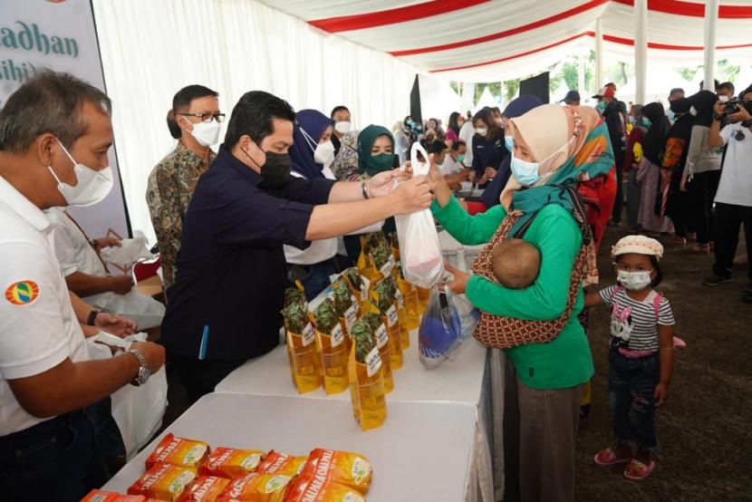  Menteri BUMN Erick Thohir meninjau langsung operasi pasar minyak goreng yang digelar PTPN di Gedung Budaya Sabilulungan, Pamekaran, Kecamatan Soreang, Kabupaten Bandung, Jawa Barat, Sabtu (23/4/2022).
