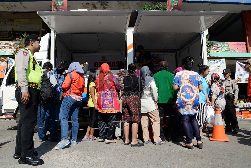 Operasi Pasar Ramadhan 2015: Petugas Bulog melayani pembeli saat menggelar Operasi Pasar Bulog 2015 di kawasan Pasar Benhil, Jakarta, Jumat (26/6).