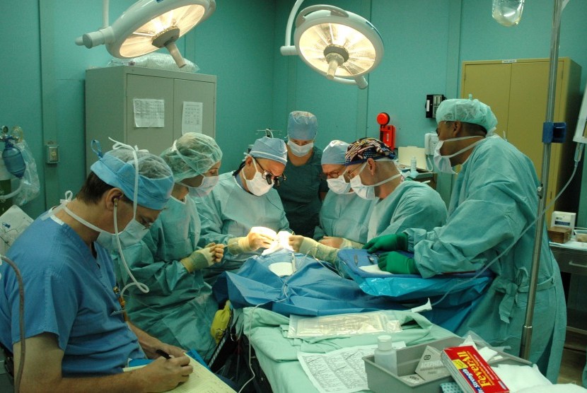 Operasi pasien (ilustrasi).