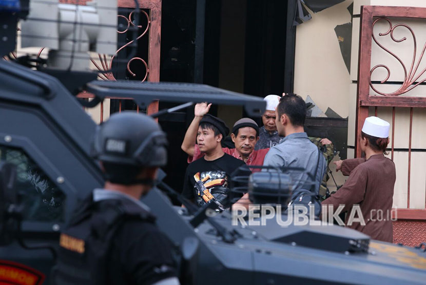 Napi kasus terorisme keluar dari rutan Brimob saat menyerahkan diri di Rutan cabang Salemba, Mako Brimob, Kelapa Dua, Jakarta, Kamis (10/5).