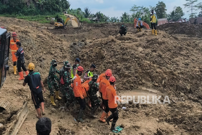Operasi pencarian korban longsor di Desa Pandanarum, Kabupaten Banjarnegara, Jawa Tengah (Jateng), resmi dihentikan pada hari kesepuluh, Selasa (25/11/2025). Selama operasi SAR dilaksanakan, sebanyak 17 korban ditemukan tewas dan 11 lainnya masih hilang. Karena masih terdapat korban belum ditemukan, sejumlah petugas melakukan tabur bunga di lokasi pencarian. 