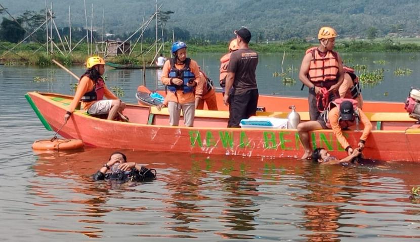 Operasi pencarian Suparin (67), warga Dusun Candisari Desa Rowoboni, Kecamatan Banyubiru, Kabupaten Semarang oleh Tim SAR Gabungan, yang dilaporkan hilang saat mencari ikan di danau Rawapening, Jumat (13/5). Korban akhirnya ditemukan dalam kondisi meninggal dunia –diduga—karena tenggelam.