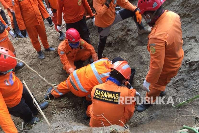 Operasi SAR kembali temukan satu korban meninggal dunia yang tertimbun longsor di Dusun Busur Timur Desa Rempek, Kecamatan Gangga, Kabupaten Lombok Utara, pada Rabu (15/8).