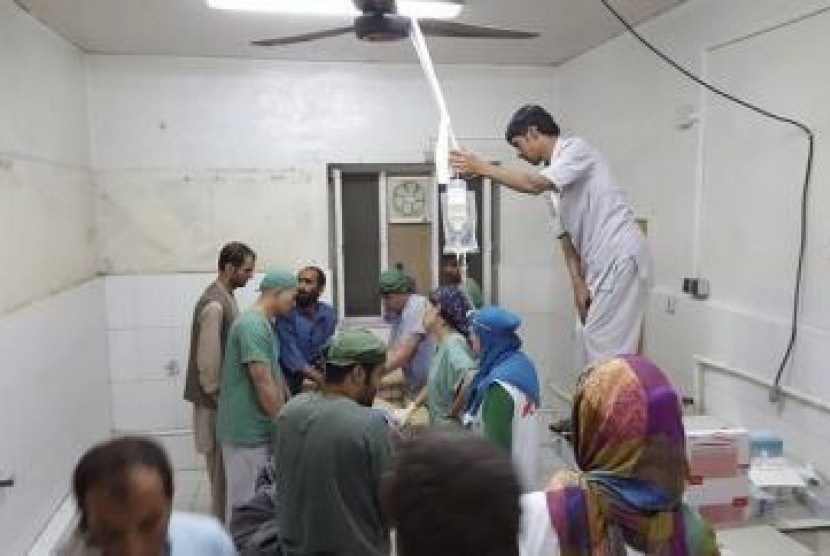 Operasi tetap berlangsung di RS Dokter Tanpa Batas di ruangan yang masih utuh setelah RS di Kunduz tersebut dibombardir serangan udara AS.