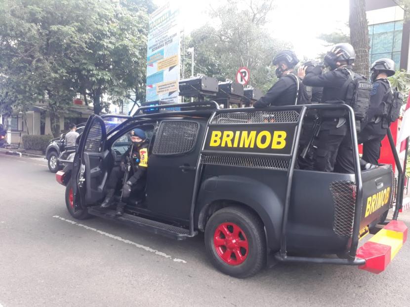 Operasi Tim Pemburu Covid-19 saat malam tahun baru di Kota Depok, Kamis (31/12).